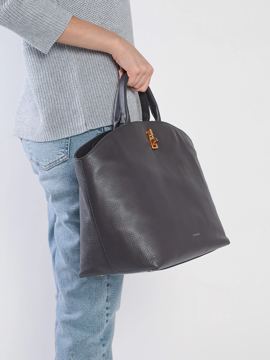 Сумка серого цвета со съемным плечевым ремнем